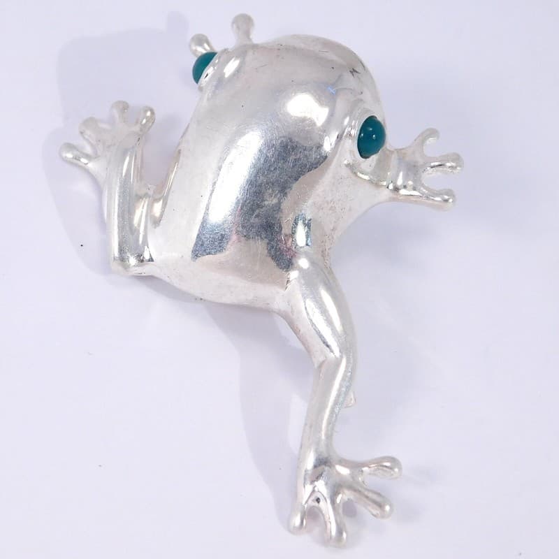CUTE STERLING SILVER GREEN EYED FROG BROOCH