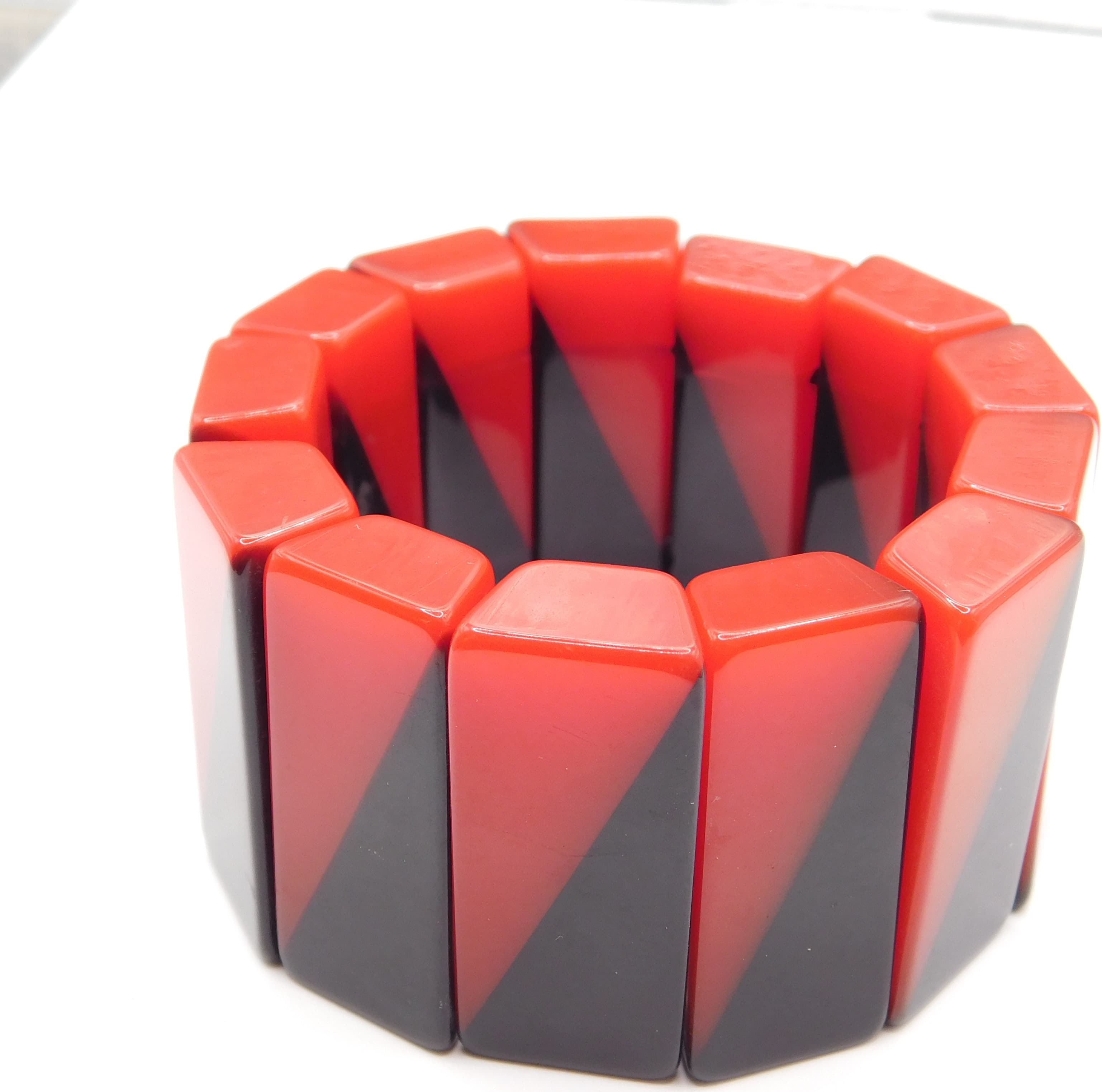 BOLD RED & BLACK LUCITE GEOMETRIC STRETCH BANGLE BRACELET