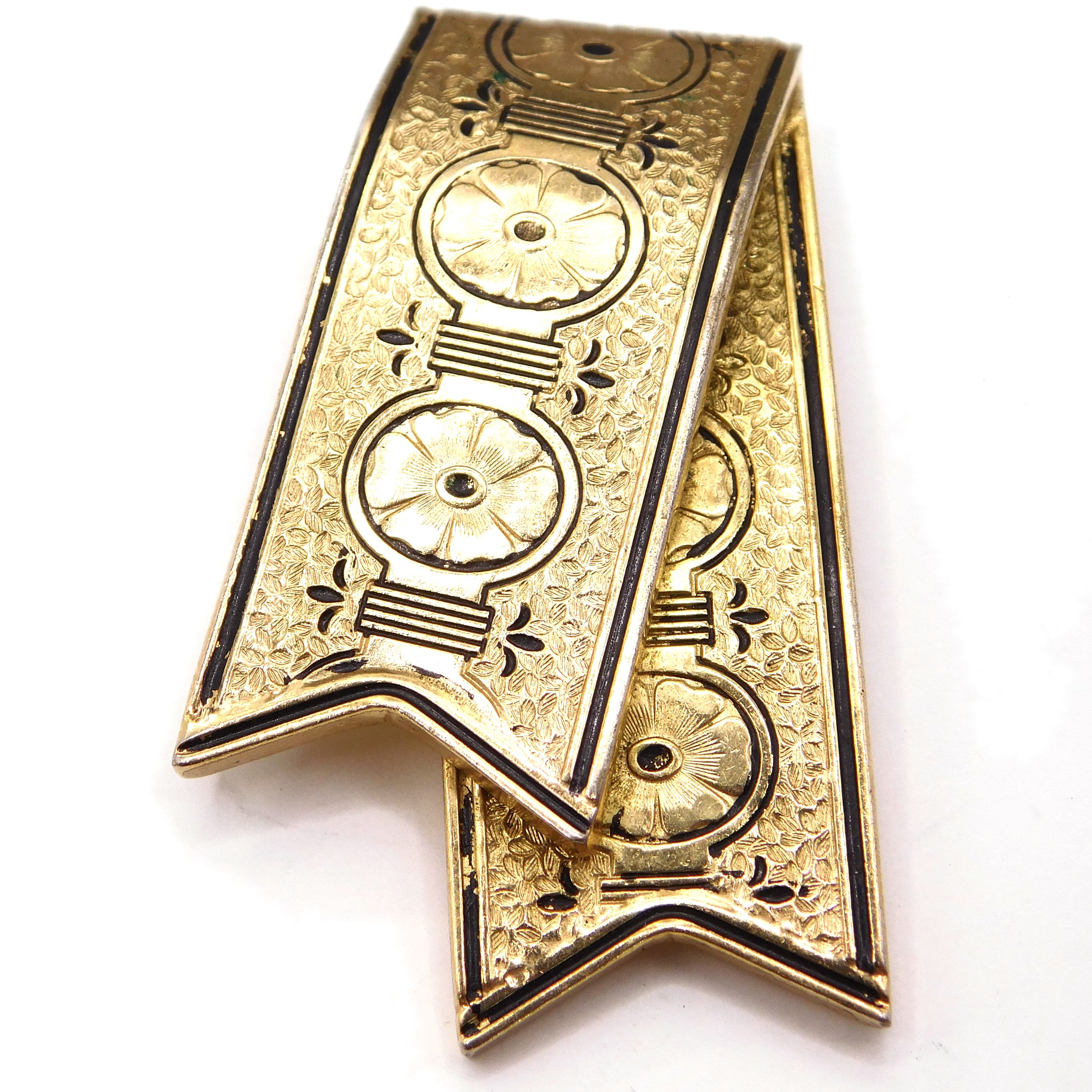 ANTIQUE VICTORIAN GOLD-FILLED RIBBON FUR CLIP WITH ENGRAVED FLORAL MOTIF