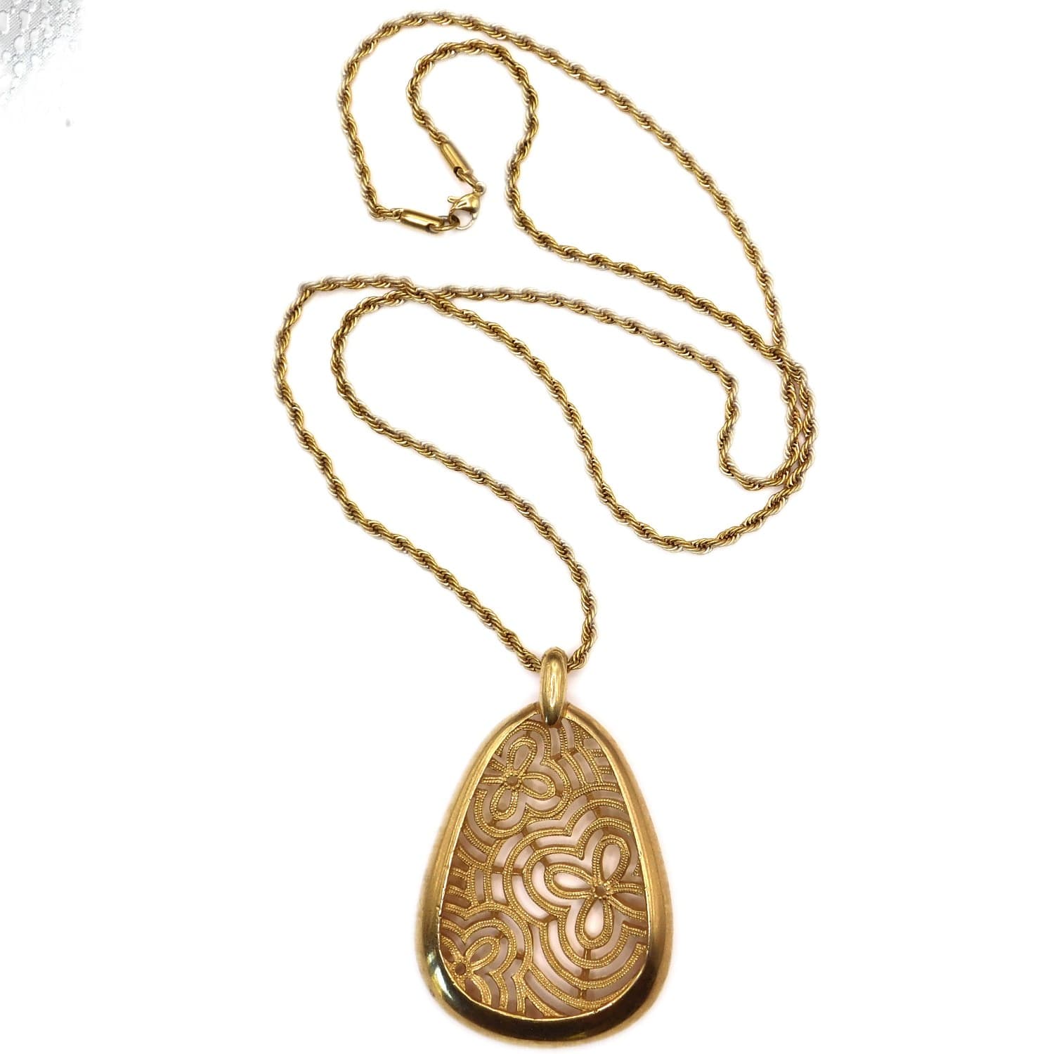 CROWN TRIFARI GOLDEN FILIGREE TEARDROP PENDANT NECKLACE VINTAGE ROPE CHAIN