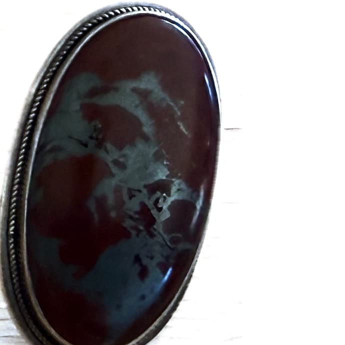 STRIKING VINTAGE BLOODSTONE CABOCHON SILVER-TONE BROOCH