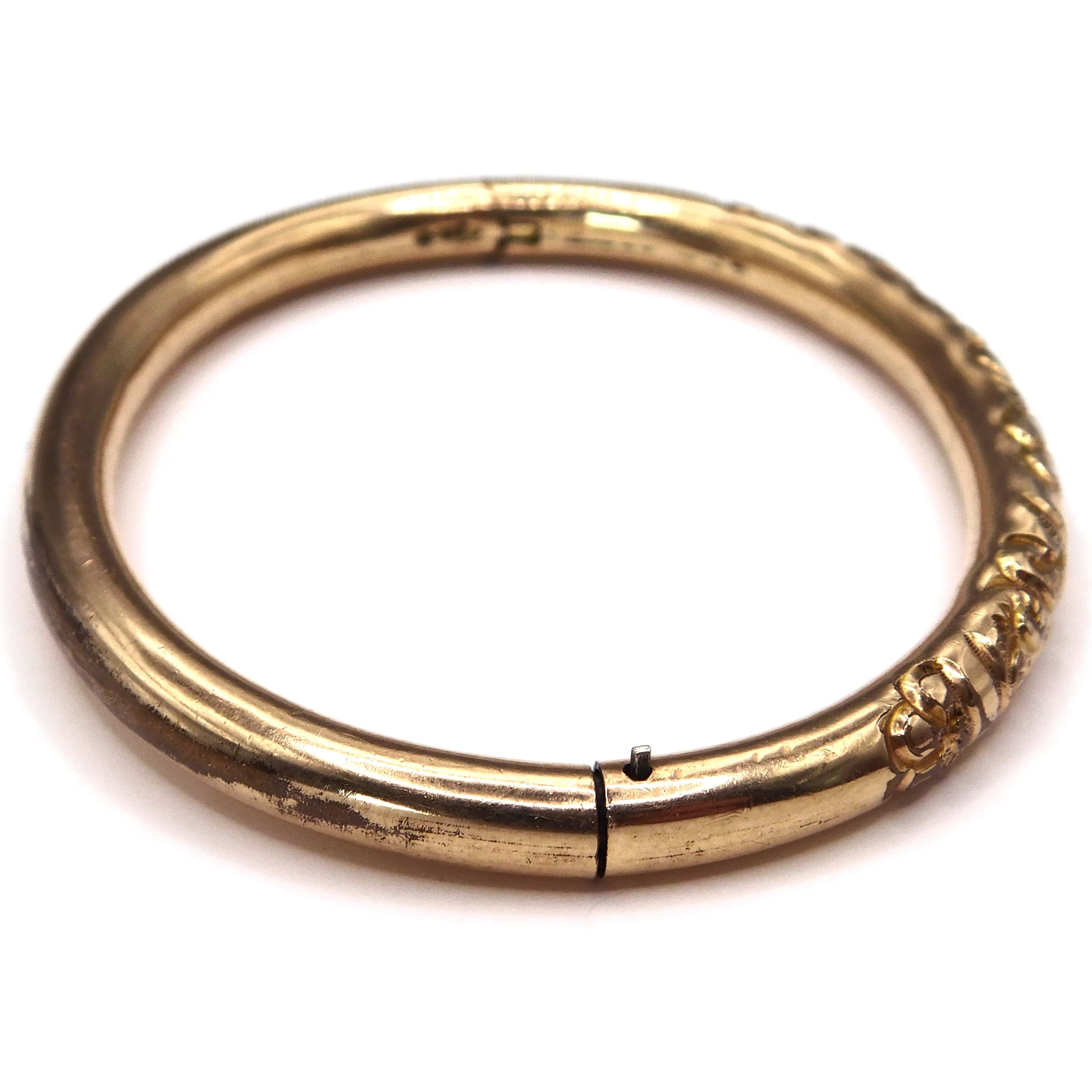 ANTIQUE VICTORIAN GOLD FILLED FLORAL REPOUSSÉ HINGED BANGLE BRACELET